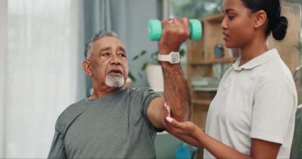 Oude Man Dokter Fysiotherapie Halter Gewichten Met Spiertraining Gezondheid Vrouwelijke — Stockvideo