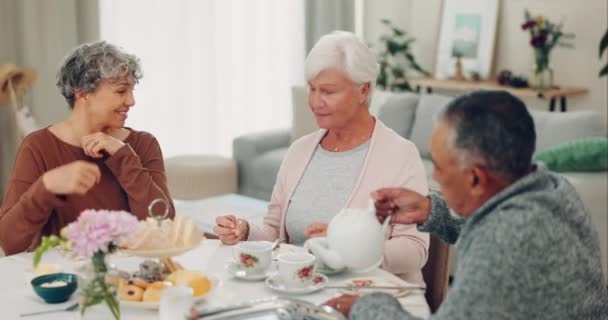 在一个茶话会上 退休和老朋友们一起到一个家庭去聚聚 与一群老年人在客厅里谈话 交流和支持 参加社交活动 — 图库视频影像