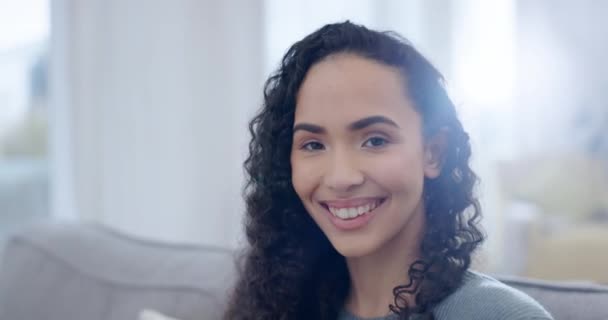 Felice Sorriso Volto Una Donna Nel Soggiorno Del Suo Appartamento — Video Stock