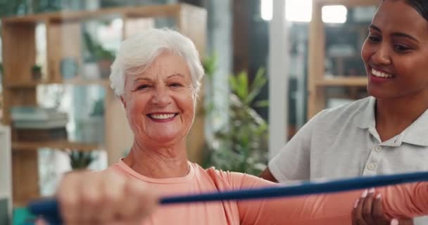 Oudere Vrouw Fysiotherapie Stretching Band Voor Beoordeling Van Gezondheidszorg Oefening — Stockvideo