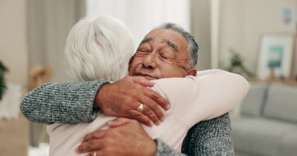 Unterstützung Gesicht Und Ältere Freunde Umarmen Sich Bei Einem Rentnerfreundschaftstreffen — Stockvideo