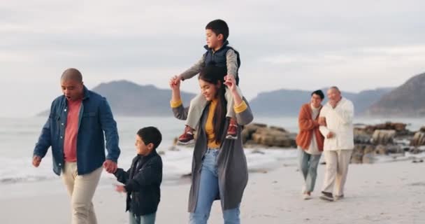 Παραλία Ταξίδια Και Οικογένεια Διακοπές Περπάτημα Και Ευτυχία Περιπέτεια Ταξίδι — Αρχείο Βίντεο