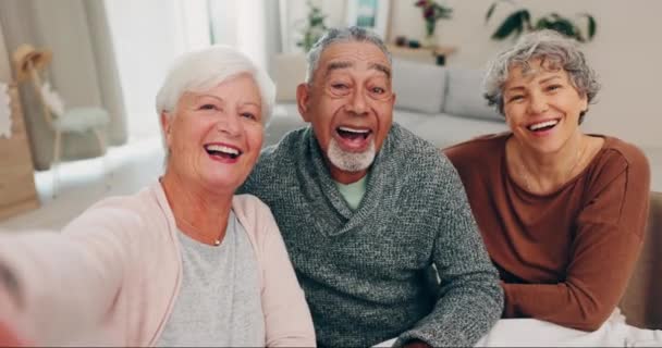 自宅でシニアの女性 男性とセルフィー リラックスしてラウンジでウェブブログのために顔をリラックスして笑顔でケア 高齢者の友人 メモリのためのグループや写真 プロフィール画像やソーシャルネットワーク上で幸せ — ストック動画