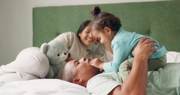 卧室和快乐的孩子与爸爸 妈妈和年轻的女孩与结合 父母的爱和照顾 在家里 孩子和父亲一起睡在床上 一起玩耍 一起笑 一起玩乐 和妈妈一起讨论 — 图库视频影像