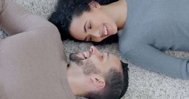 Draufsicht Liebe Oder Glückliches Paar Auf Dem Fußboden Heimischen Wohnzimmer — Stockvideo