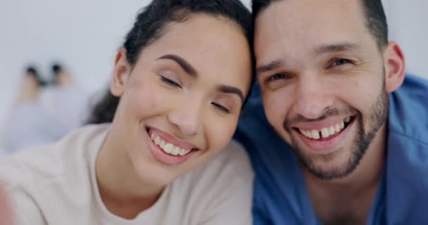 Zuhause Selfie Und Paar Mit Liebe Ehe Und Romantik Mit — Stockvideo