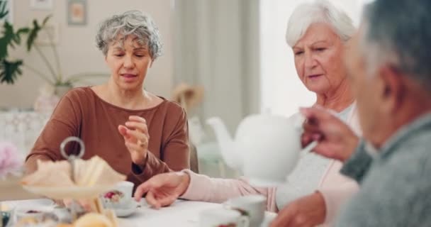 Çay Koyun Evdeki Masada Oturan Yaşlılar Arkadaşlar Kaynaşın Konuşun Konuşun — Stok video