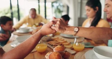 Aile, evde ibadet etmek için el ele tutuşmak ve öğle yemeği için dua etmek, minnettarlık ve maneviyat. Dua, yemek ve ebeveynler, büyükanne ve büyükbaba ve çocuklar kahvaltıdan önce şükran duası, kutsama ve teşekkür ediyorlar..