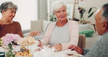 Sohbet, öğle yemeği ve sohbet, çay ya da emeklilik grubunda kıdemli arkadaşlar. Mutlu, yemek odası ve yaşlı kadınlarla iletişim ve kaynaşma için konuşan bir adam..
