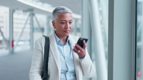 Reisekommunikation Flughafen Und Frau Telefon Für Kontakt Update Oder Geschäft — Stockvideo