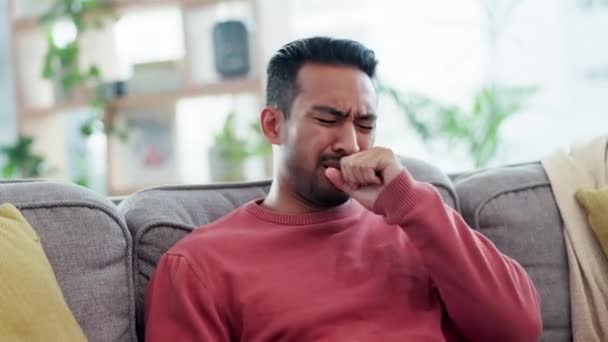 Hustender Kranker Und Asiatischer Mann Auf Dem Sofa Mit Brustschmerzen — Stockvideo