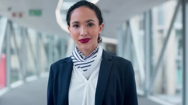 Счастливая Внимательная Полетам Лицо Аэропорту Путешествий Путешествий Профессиональная Женщина Глобального — стоковое видео