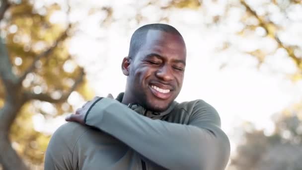 Siyah Adam Spor Yapmak Için Parkta Ormanda Vücut Geliştirme Boyun — Stok video