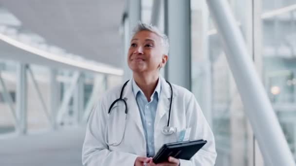 Dottore Camminare Una Donna Che Saluta Ospedale Con Tablet Ricerca — Video Stock