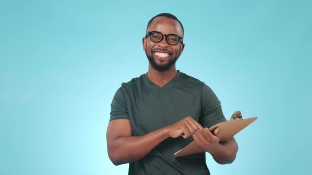 Hombre Portapapeles Mano Una Sonrisa Retrato Estudio Fondo Azul Negro — Vídeos de Stock