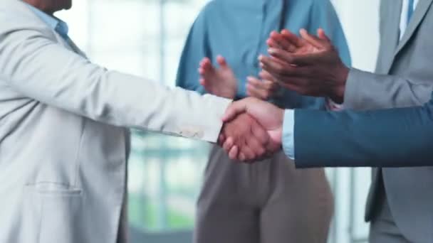 Kézfogás Taps Üzletemberek Ünneplik Partnerség Siker Vagy Irodai Együttműködés Csapatmunka — Stock videók