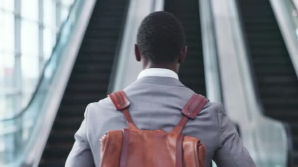 商人和步行到机场自动扶梯 携带背包或行李的专业员工的旅行或通勤 前往会议大楼或办公大楼的工作 旅行和行李 — 图库视频影像