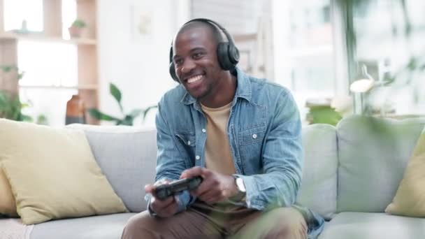 Mann Kopfhörer Und Videospiel Mit Controller Couch Und Aufgeregt Für — Stockvideo