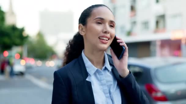 Telefonopkald Snak Business Kvinde Byen Til Rejser Kommunikation Pendle Smartphone – Stock-video