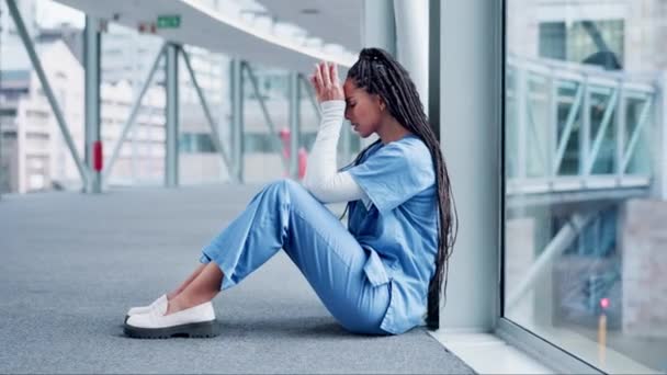医生和头痛在错误 压力或精疲力尽时坐在医院大楼的地板上 沮丧或悲伤的女性或因悲伤 丢失或手术失败而哭泣的医疗保健护士 — 图库视频影像