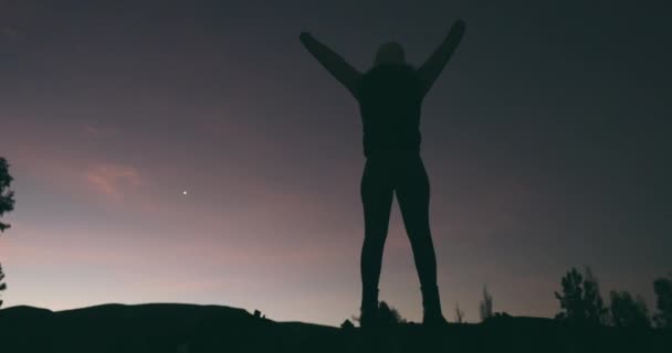 Woman Fist Pump Silhouette Mountain Night Winning Fitness Outdoor Achievement — Stock Video