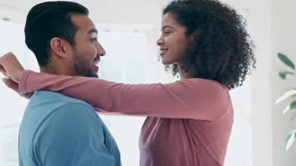 Pár Tánc Otthon Nevetés Boldogság Vagy Mosoly Kapcsolatban Lakásban Interracial — Stock videók