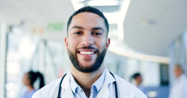 Mann Gesicht Und Arzt Lächeln Krankenhaus Für Gesundheitsleistungen Chirurgie Und — Stockvideo