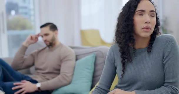 Slagsmål Skilsmässa Eller Arga Par Soffan Med Stress För Äktenskapsproblem — Stockvideo