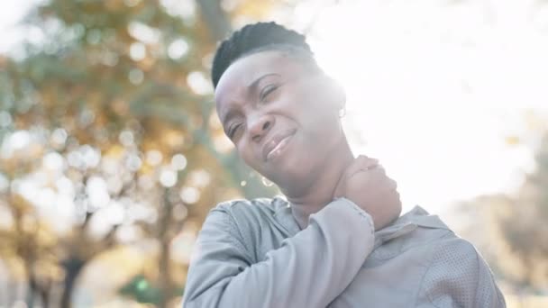 Mujer Negra Lesión Dolor Cuello Con Fitness Parque Musculatura Masaje — Vídeo de stock