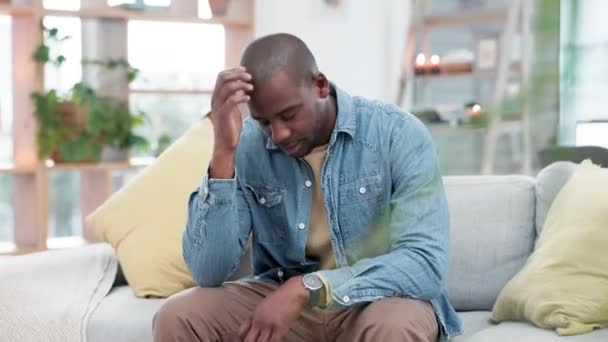 在沙发上的错误 焦虑和悲伤的黑人男人 在家里有问题 内疚或后悔 灾难和生活在客厅里的非洲人充满疑虑 沮丧或孤独 — 图库视频影像