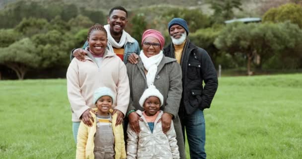 祖父母 黑人家庭或儿童肖像画在公园或野外的乡村 快乐的祖母或父亲与孩子 微笑或妈妈共度佳节 — 图库视频影像