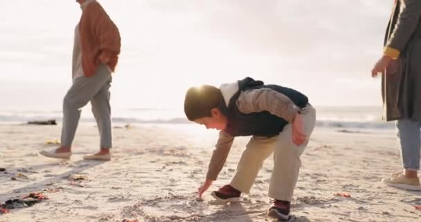 Αγόρι Οικογένεια Και Σχέδιο Στην Άμμο Παραλία Και Παιχνιδιάρικο Παιχνίδι — Αρχείο Βίντεο