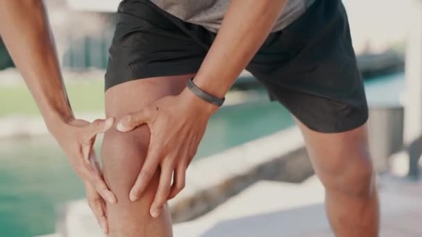Koşucu Diz Ağrısı Dışarıda Parkta Spor Kazası Bacak Sağlığı Için — Stok video