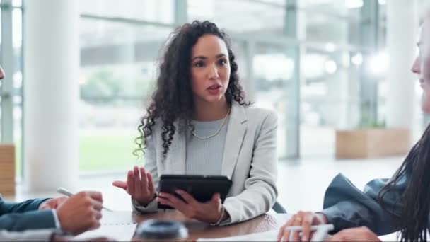 Mulher Negócios Reunião Conversação Planejamento Gerenciamento Funcionários Com Tablet Notas — Vídeo de Stock