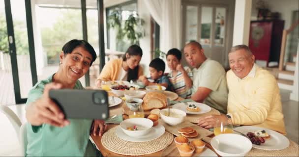 Duża Rodzina Obiad Jedzenie Stole Selfie Szczęście Miłości Social Media — Wideo stockowe