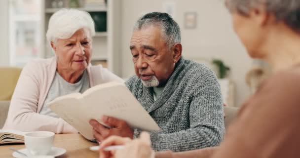 Adoración Lectura Enseñanza Del Anciano Estudio Biblia Con Gente Para — Vídeo de stock