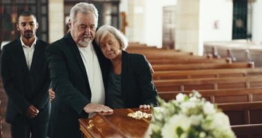 Cenaze, tabut ve yaşlı çift kilisede veda etmek, yas tutmak ve anma töreninde yas tutmak için kucaklaşırlar. Depresyon, üzgün aile ve erkek. Kutlama, kayıp ve ölüme gömülmek için kadını tabutla kucaklıyor..