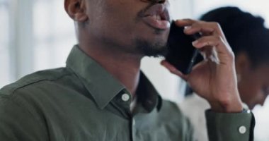 Telefon görüşmesi, ağ kurma ve iş adamı görüşmeler ve konuşmalarla ofisi kapatıyorlar. Afrikalı erkek yüzü, bağlantı ve cep telefonu üzerine dijital tartışması olan bir danışmanlık şirketinde konuşma.