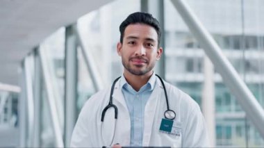 Mutlu Asyalı adam, doktor ve tablet tıbbi ya da sağlık hizmetleri araştırmaları hastanede sonuç veriyor. Erkek portresi veya profesyonel gülümseme ile TeleHealth teknolojisi, çevrimiçi danışmanlık veya yardım.