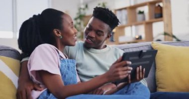 Tablet, rahatla ya da siyah çift evdeki internet bağlantısı için sosyal medyadan alışveriş yapıyor. Sevgi, sarılma veya mutlu bir kadının konuşması veya Afrikalı bir erkekle konuşması veya birlikte haber blogu okuması..