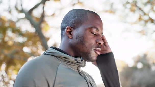 黑人男子 头痛和疼痛与健康在公园 脑雾和按摩庙宇与健康和健康 户外跑步者 具有压力 挑战和锻炼性质的医疗急救和偏头痛患者 — 图库视频影像