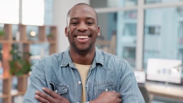 Rostro Sonrisa Hombre Africano Con Los Brazos Cruzados Oficina Con — Vídeo de stock