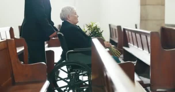 Смерть Похороны Церковь Старухой Инвалидной Коляской Грустной Скорби Вдовы Депрессия — стоковое видео