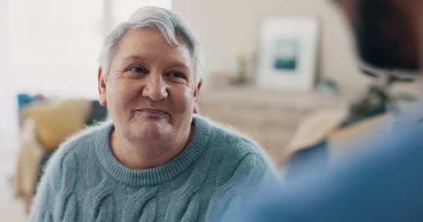 コミュニケーション または家でチャットする人と話す 笑顔とシニアの女性 ハッピーでリラックスして 家のリビングルームの高齢女性と友人や介護者に話す — ストック動画