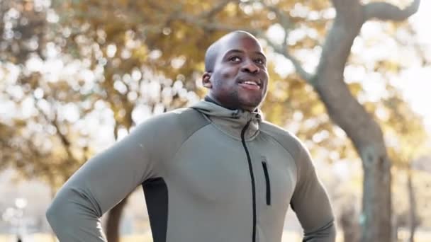 Homem Negro Respiração Natureza Com Fitness Meditação Livre Paz Calma — Vídeo de Stock