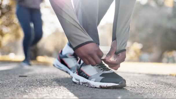 Eller Dantelli Spor Ayakkabılar Dışarıda Koşmaya Başlayın Yarışa Parkta Maratona — Stok video