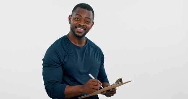 Улыбнись Присоединяйся Нам Счастливым Черным Мужчиной Студии Сером Фоне Членства — стоковое видео