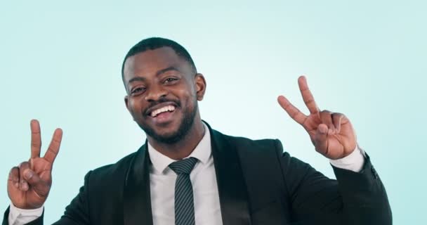 Yüz Eller Stüdyoda Barış Emojisi Olan Siyah Bir Adam Mavi — Stok video