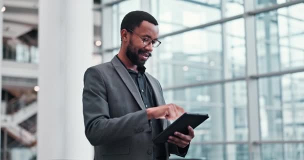 Vállalat Tablet Tekercs Fekete Ember Üzleti Befektető Vagy Alkalmazott Kutatás — Stock videók