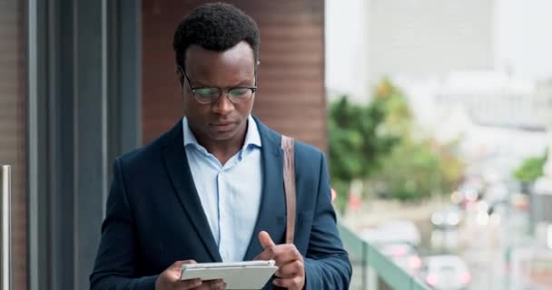 Pesquisa Tablets Varanda Homem Negro Digitando Andando Pesquisar Site Para — Vídeo de Stock